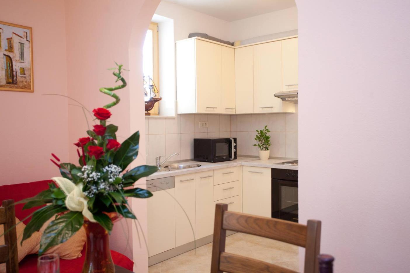 Apartments Beautiful Sandy Beach Сплит Экстерьер фото
