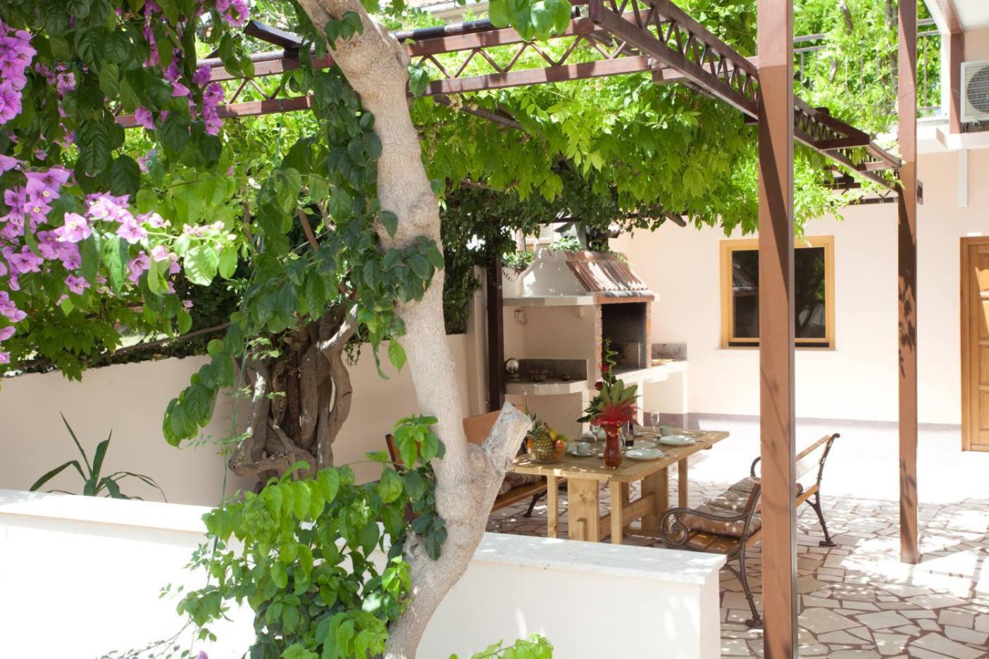Apartments Beautiful Sandy Beach Сплит Экстерьер фото